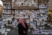 علقت صور مفقودين في ساحة المرجة بدمشق، عقب سقوط النظام، 17 كانون الثاني 2025 (Getty)