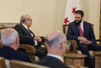 الرئيس السوري أحمد الشرع، خلال لقاء جمعه برئيس الحكومة اللبنانية نواف سلام، في قصر الشعب بالعاصمة دمشق (الرئاسة السورية)