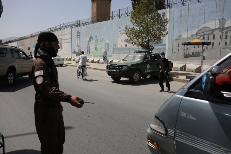 مصرع 18 لاجئاً وإصابة 29 في حادث انقلاب شرق أفغانستان وتأثيرات إقليمية مصرع 18 شخصا وإصابة 29 إثر انقلاب مركبة لاجئين شرق أفغانستان (فيديو)