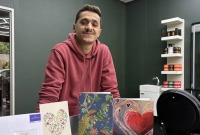 اللاجئ السوري عمر السواس داخل صالون الحلاقة الخاص به (موقع أومروب برابانت)