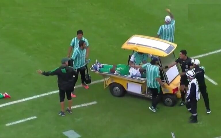 إصابة مأساوية: لاعب يدهسه سيارة إسعاف خلال مباراة كرة قدم مثيرة حادثة لا تصدق.. العربة الطبية تدهس لاعبا خلال مباراة كرة قدم