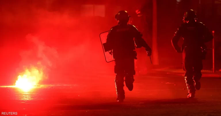 تداعيات فوز باريس سان جرمان: اعتقال 890 شخصًا في فرنسا عقب الاحتفالات اعتقال 890 شخصا في فرنسا بعد تتويج باريس سان جرمان بدوري أبطال أوروبا