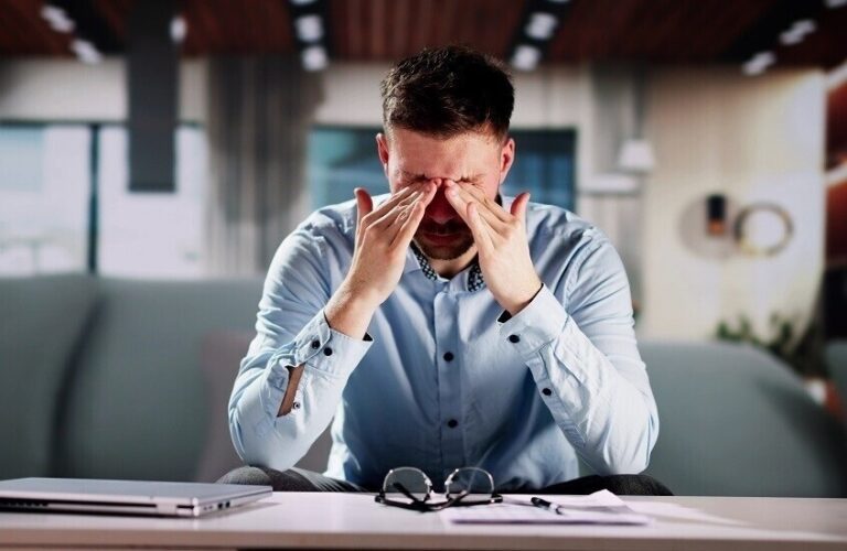 اكتشاف جديد يربط نقص فيتامين B12 وحمض الفوليك بالتعب المزمن وتأثيراته اكتشاف علاقة بين نقص فيتامين B12 وحمض الفوليك والتعب المزمن