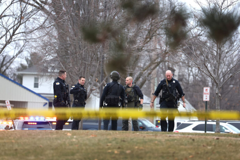 أزمة أيوا: 6 ضحايا في إطلاق نار وإقدام المنفذ على الانتحار بعد نزاع مقتل 6 أشخاص في حادث إطلاق نار بولاية أيوا وانتحار المنفذ بعد نزاع عائلي