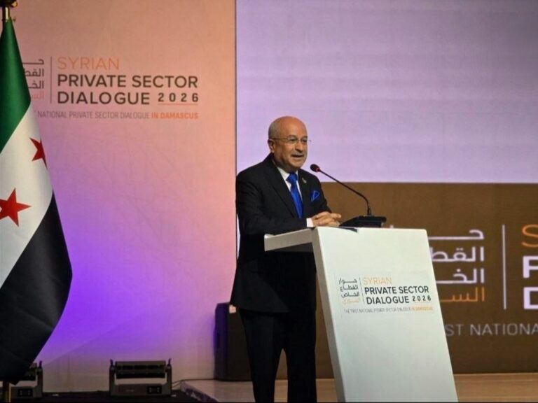 وزير النقل يؤكد أهمية القطاع في دعم التعافي والتنمية الاقتصادية بسوريا وزير النقل: قطاع النقل يُعد من القطاعات الأساسية الداعمة للتعافي والتنمية الاقتصادية