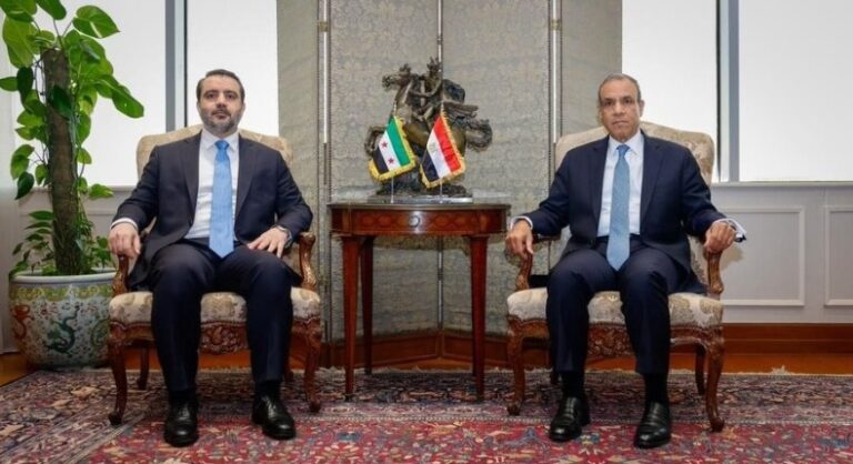 مصر تعيق اعتماد السفير السوري الجديد وتأثير ذلك على العلاقات الثنائية تحفظات مصرية تؤخر اعتماد سفير سوريا الجديد في القاهرة