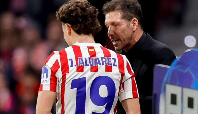 تقارير: سيميوني حليف غير متوقع لبرشلونة في صفقة جوليان ألفاريز