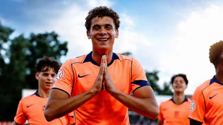 محمد صلاح يمنح حمزة عبد الكريم هدية استثنائية تثير إعجاب الجماهير هدية خاصة من محمد صلاح لحمزة عبد الكريم