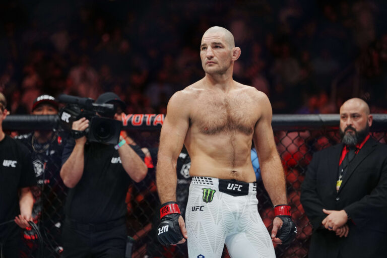 عبارة قالها عن ترامب ونتنياهو تمنع بطل UFC من دخول البيت الأبيض