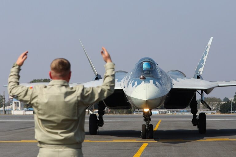 بوتين: "سو-57" أفضل طائرة مقاتلة في العالم