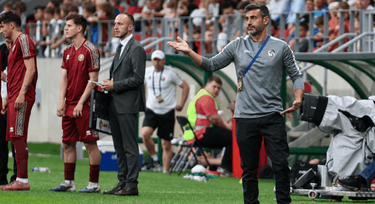 مدرب منتخب سوريا يواجه تحديات جديدة بعد غضب الجمهور من رباعية بيلاروسيا رباعية بيلاروسيا تثير الغضب.. كيف رد مدرب منتخب سوريا على الانتقادات؟