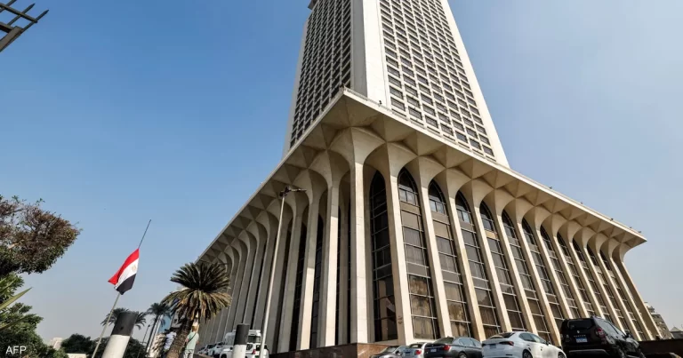 مصر تحذر من تصاعد التوتر بعد الهجمات الإيرانية على الكويت والبحرين مصر تدين بشدة الهجمات الإيرانية على الكويت والبحرين