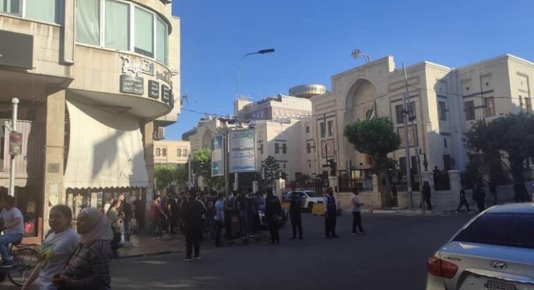 وقفات احتجاجية تنديداً بـ”قانون وكرامة” أمام البرلمان السوري تحت شعار "قانون وكرامة".. وقفة احتجاجية أمام البرلمان السوري