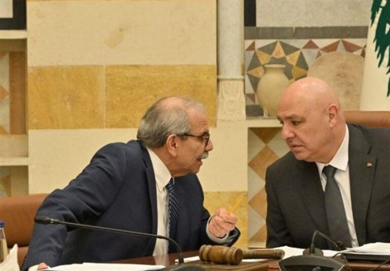 لبنان: انحراف حكومي نحو الفوضى السياسية وتأثيراته الإقليمية المتصاعدة الحكومة اللبنانية تُجسِّد الانحراف الحقيقي عن الولاية الحقّة بتولّي الشيطان واتباع خطواته