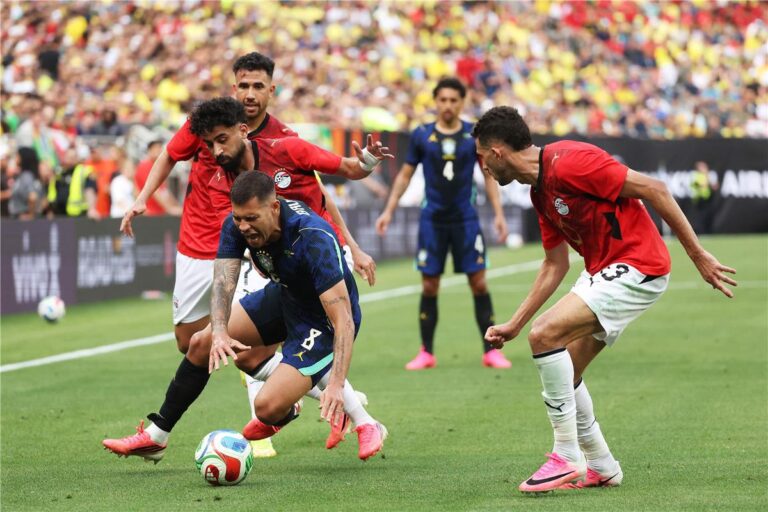 أليسون ورافينها يطالبان قميص منتخب مصر في لحظة مثيرة للدهشة فيديو | أليسون بيكر ورافينها يطلبان قميصي ثنائي منتخب مصر