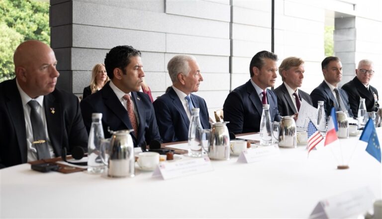 هيغسيث يحث أوروبا على مواجهة تحديات الهجرة في ذكرى إنزال النورماندي وزير الدفاع الأمريكي بيت هيغسيث خلال حضور الاحتفالية (إكس)