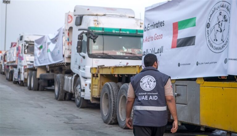 740 طن مساعدات إماراتية تعزز جهود الإغاثة في غزة عبر 60 شاحنة 740 طن مساعدات إماراتية تدخل غزة عبر 60 شاحنة لإغاثة القطاع