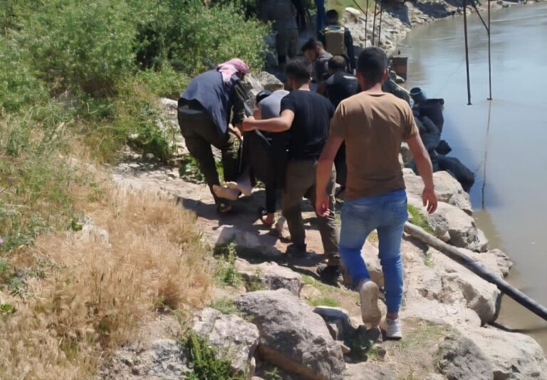 غرق طفل وشاب في ريف حلب وإدلب والدفاع المدني يتدخل بسرعة الدفاع المدني ينتشل جثماني طفل وشاب في حادثتي غرق منفصلتين بريف حلب وإدلب