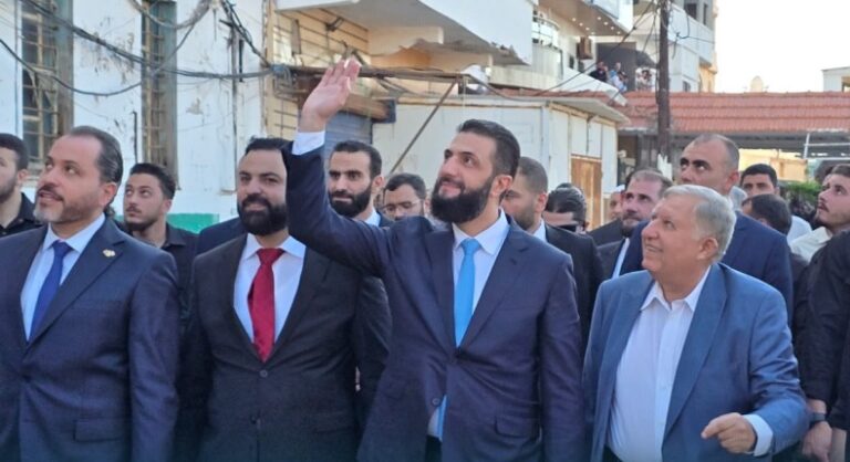 طلق الرئيس الشرع موسم طرطوس السياحي بزيارة لجزيرة أرواد الرئيس الشرع يصل إلى جزيرة أرواد لإطلاق موسم طرطوس السياحي | فيديو
