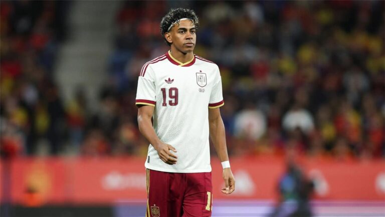 لامين يامال يعيد ذكريات المونديال ويعد بتعهد غريب في حال التتويج "لم أكن قد ولدت بعد".. لامين يامال يسترجع ذكريات المونديال ويقدم وعدًا غريبًا حال التتويج باللقب