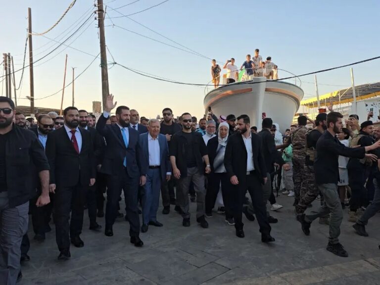 الشرع: سوريا ستبدأ مرحلة جديدة لإعادة بناء الاقتصاد بعد زيارة الساحل الشرع: سوريا عادت للسوريين وبزيارتنا للساحل نؤكد أن هناك منصة جديدة لإعادة بناء الاقتصاد السوري