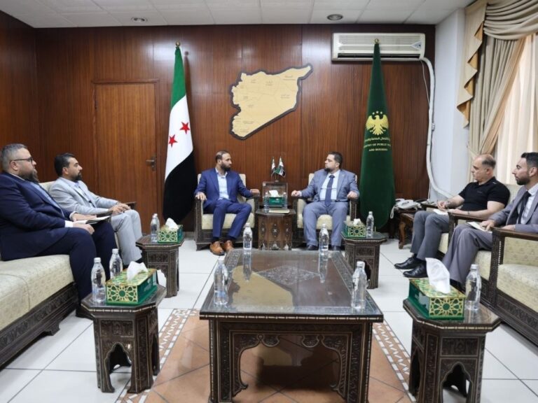 وزير الأشغال العامة يناقش مشاريع الخدمة الحيوية مع محافظ دير الزور وزير الأشغال العامة والإسكان يبحث مع محافظ دير الزور واقع المشاريع الخدمية