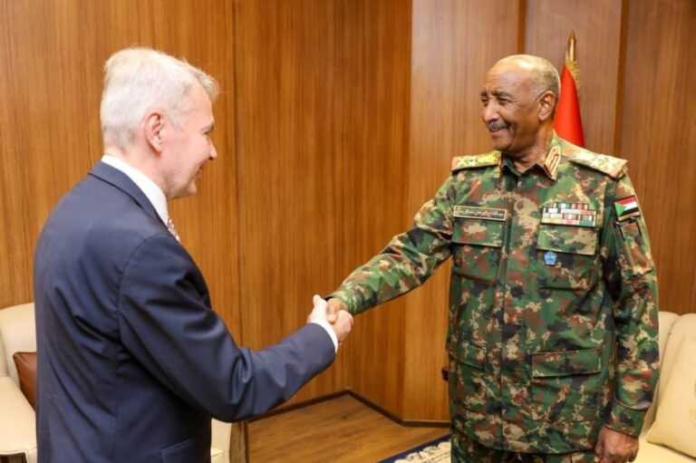 مبعوث الأمم المتحدة يبحث جهود السلام في السودان مع البرهان وسط تصاعد التوترات مبعوث الأمم المتحدة: لقائي مع البرهان تناول جهود السلام في السودان