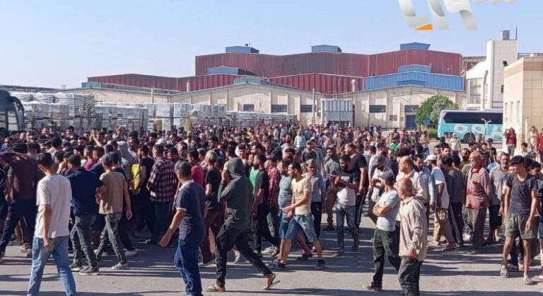 إضراب عمالي قوي في شركة “زنوبيا” للسيراميك احتجاجاً على الأجور بريف دمشق احتجاجاً على الأجور.. إضراب واسع في شركة "زنوبيا" للسيراميك بريف دمشق
