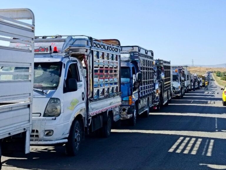 خروج جماعي من السويداء عبر حاجز المتونة مع تراجع ملحوظ في الدخول حركة خروج واسعة من السويداء عبر حاجز المتونة وتراجع حاد في الدخول إليها