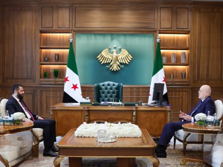 الرئيس الشرع يستقبل نجيب ميقاتي لتعزيز العلاقات السورية اللبنانية الرئيس الشرع يستقبل في قصر الشعب رئيس الوزراء اللبناني الأسبق نجيب ميقاتي