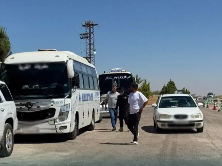 30 عائلة تتجه من السويداء نحو دمشق وريفها عبر معبر المتونة عبر معبر المتونة.. خروج نحو 30 عائلة من السويداء إلى دمشق وريفها