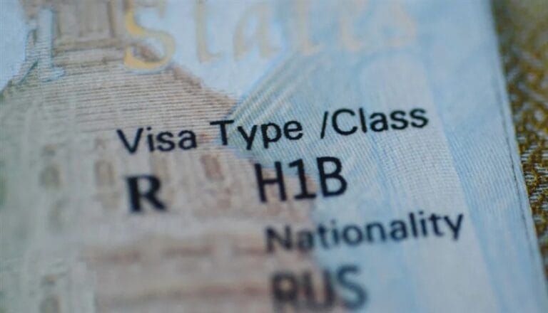 إلغاء قاضٍ فيدرالي لرسوم تأشيرات “H-1B” يؤثر على سوق العمل الأمريكي تأشيرات "H-1B" للمهنيين الأجانب للعمل في الولايات المتحدة (إكس)
