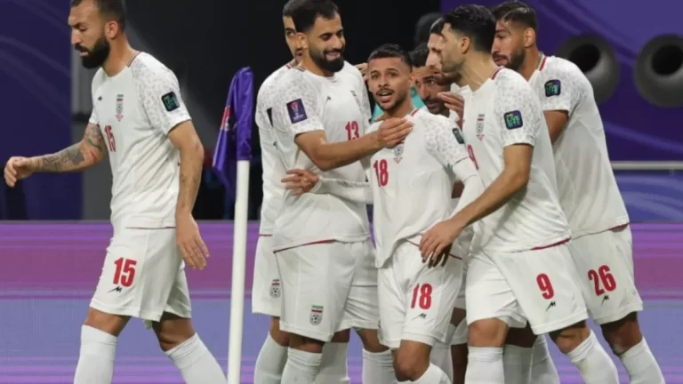ما السبب؟.. طلب رسمي من الاتحاد الإيراني إلى فيفا لارتداء شارات سوداء أمام مصر!