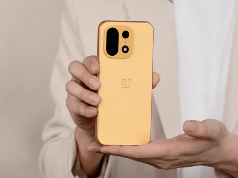 OnePlus تطلق هاتفاً جديداً باللون البرتقالي وبطارية قوية بسعر منافس شركة OnePlus تطلق رسميا هاتفها الجديد باللون البرتقالي وببطارية عملاقة بسعر منافس - التقنية بلا حدود