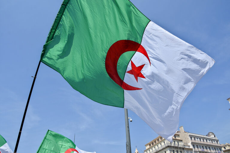 الجزائر تستنكر الاعتداءات على الأردن والكويت والبحرين وتأثيراتها الإقليمية الجزائر تندد بالاعتداءات التي استهدفت الأردن والكويت والبحرين