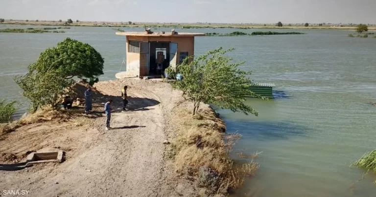 مساعدات إماراتية عاجلة تهدف لدعم المتضررين من فيضانات نهر الفرات مساعدات إماراتية عاجلة للمتأثرين من فيضانات نهر الفرات