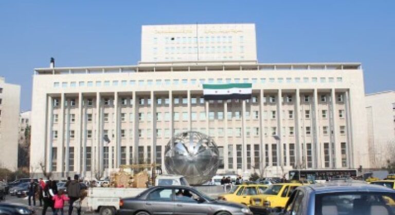 تراجع حاد لليرة السورية.. الدولار يتجاوز 14500 خلال أيام فقط الدولار يتجاوز 14500.. الليرة السورية تسجل تراجعاً حاداً خلال أيام