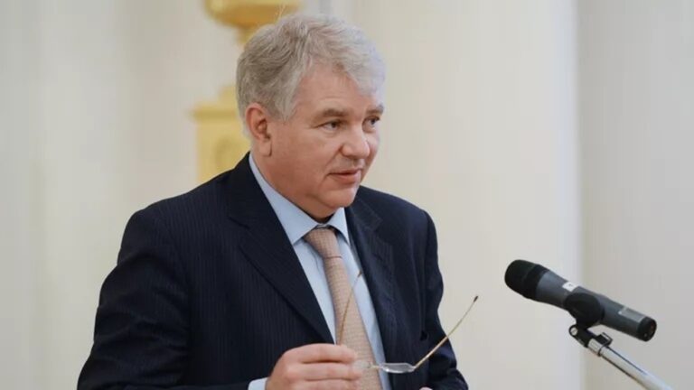 السفير الروسي: أوروبا تخسر بتخلّيها عن الطاقة الروسية وسط تراجع الهيمنة الغربية السفير الروسي لدى فرنسا: هيمنة الغرب انتهت وأوروبا ترتكب خطأ فادحا بالتخلي عن الطاقة الروسية