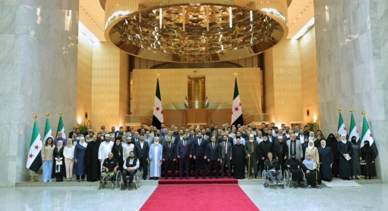 استقبال الرئيس الشرع وفد أعيان ريف دمشق يفتح آفاقاً جديدة للحوار الرئيس الشرع يستقبل وفدا من أعيان محافظة ريف دمشق