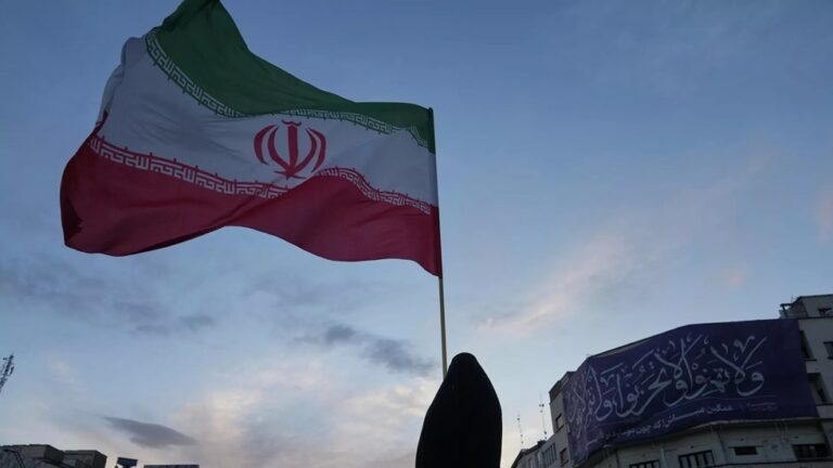 الحرس الثوري يهدد بالتصدي الحازم لأي سفينة تعبر مضيق هرمز الحرس الثوري: سنتصرف بحزم ضد أي سفينة تحاول عبور مضيق هرمز
