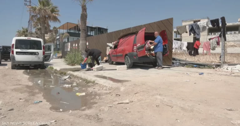 نزوح 100 يوم: عائلة سورية تجد نفسها داخل مركبة هاربة من الحرب 100 يوم من النزوح.. عائلة تعيش داخل مركبة