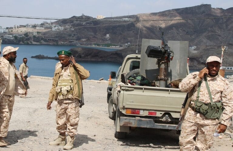 مقتل 15 شخصاً في عدن اليمنية يشعل التوترات الأمنية ويزيد المخاوف الإقليمية "رويترز": مقتل 15 شخصا في واقعتين منفصلتين في عدن اليمنية