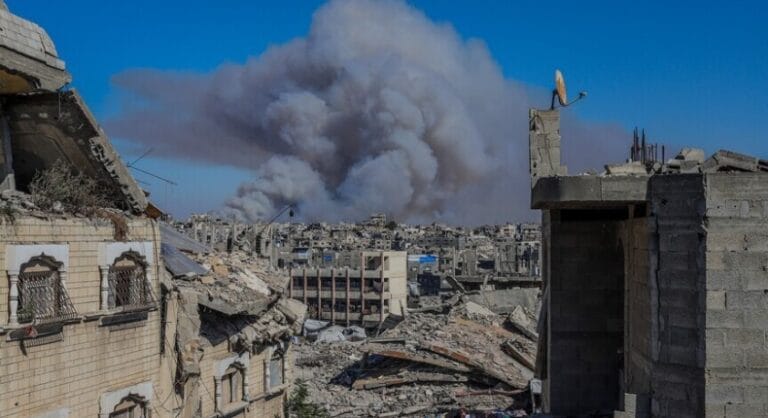 قصف إسرائيلي يستهدف مدرسة في مخيم جباليا ويصيب 5 نازحين إصابة 5 نازحين بقصف إسرائيلي استهدف مدرسة في مخيم جباليا شمالي قطاع غزة