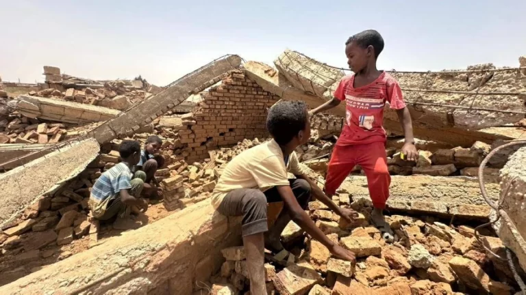 بلدوزرات سلطة بورتسودان تنفذ تطهيراً عرقياً وتشرّد مئات الآلاف في الخرطوم