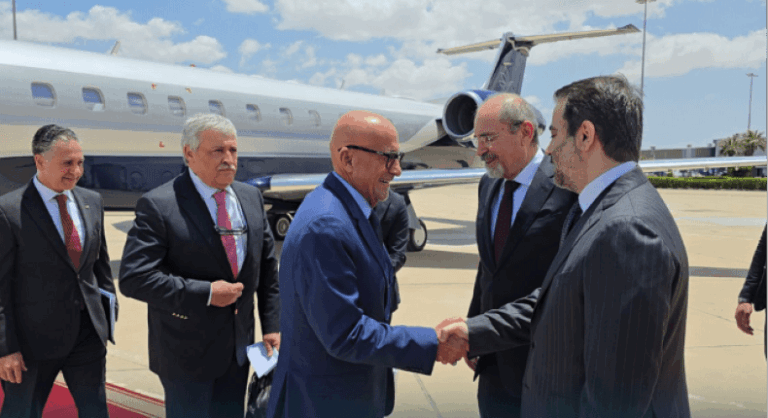 الصفدي في دمشق بوفد حكومي لتعزيز العلاقات الأردنية السورية لبحث العلاقات الثنائية.. الصفدي يصل إلى دمشق على رأس وفد حكومي أردني