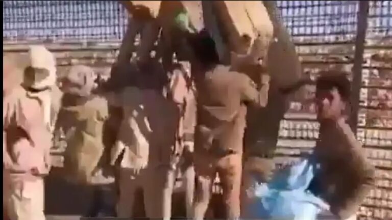 الإعلام العبري ينشر فيديو يوضح تهريب صناديق ضخمة قرب حدود مصر الإعلام العبري يروج لفيديو تهريب صناديق ضخمة "قرب حدود مصر"