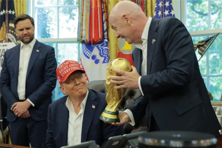 ترامب يعلن نيته الترشح لرئاسة شمال إفريقيا للفوز بكأس العالم ترامب يثير الجدل: سأترشح لرئاسة شمال إفريقيا من أجل الفوز بـ كأس العالم