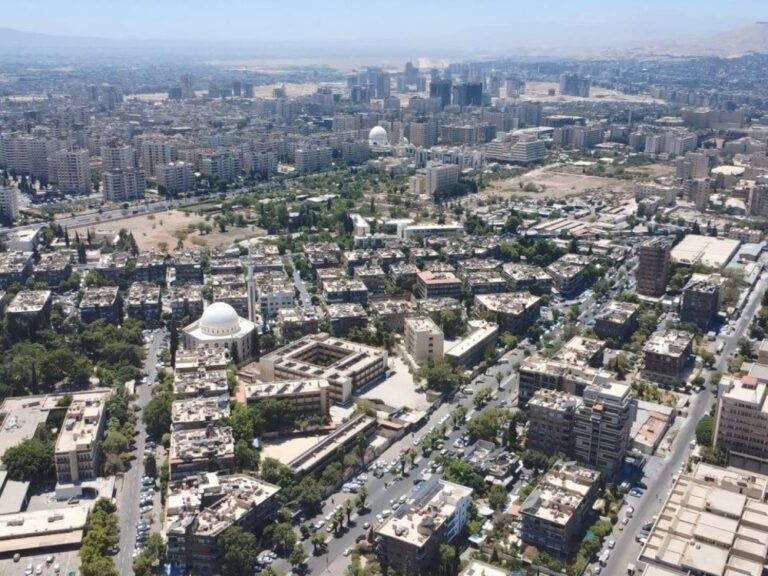 طقس حار نسبياً وأجواء سديمية تعم البلاد حتى مطلع الأسبوع المقبل طقس حار نسبياً يسود البلاد حتى مطلع الأسبوع القادم وأجواء سديمية في الجزيرة