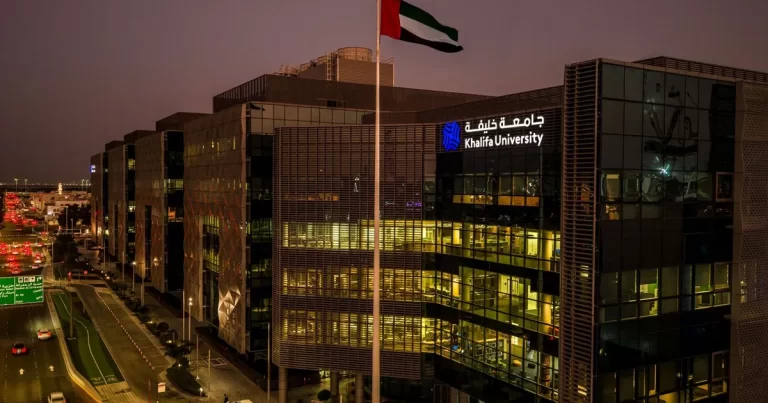 جامعة خليفة تحقق المركز 147 عالمياً في تصنيف “كيو إس” لعام 2027 جامعة خليفة تتقدَّم إلى المركز 147 عالميا من بين أكثر من 1,500 مؤسسة في تصنيف "كيو إس" العالمي للجامعات لعام 2027