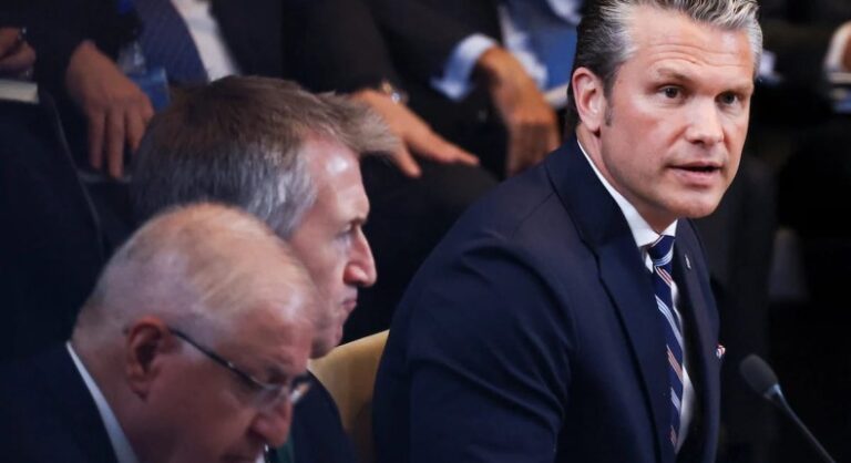 وزير الحرب الأميركي يؤكد استئناف العمليات العسكرية ضد إيران إذا لم تلتزم بالاتفاق وزير الحرب الأميركي: سنستأنف العمليات العسكرية ضد إيران إذا لم تلتزم بالاتفاق